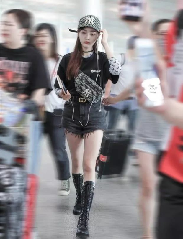 吴宣仪机场街拍：这样漂亮的一张脸随便穿什么都好看