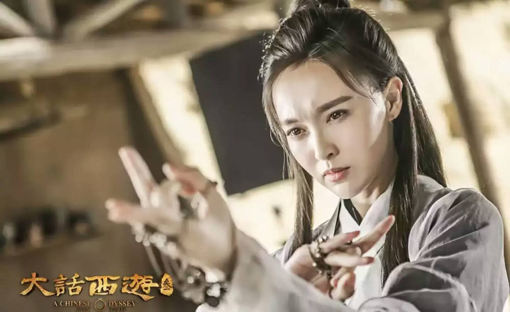 陈钰琪穿针织衫配大衣,简单帅气