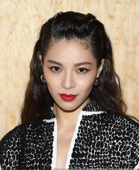 中国女星时装周外媒图：娜扎起痘痘，热巴像孕妇，她成全场最佳