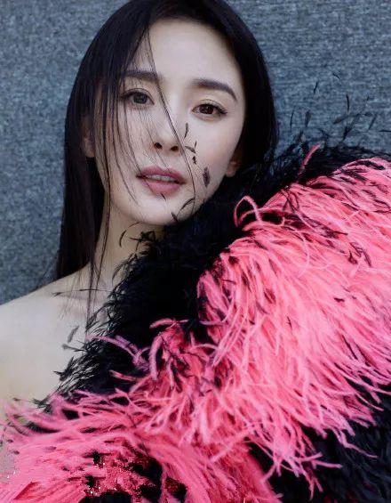 杨幂穿深V红裙拍杂志大片，妖冶艳丽超迷人 ，真是时尚界的宠儿！