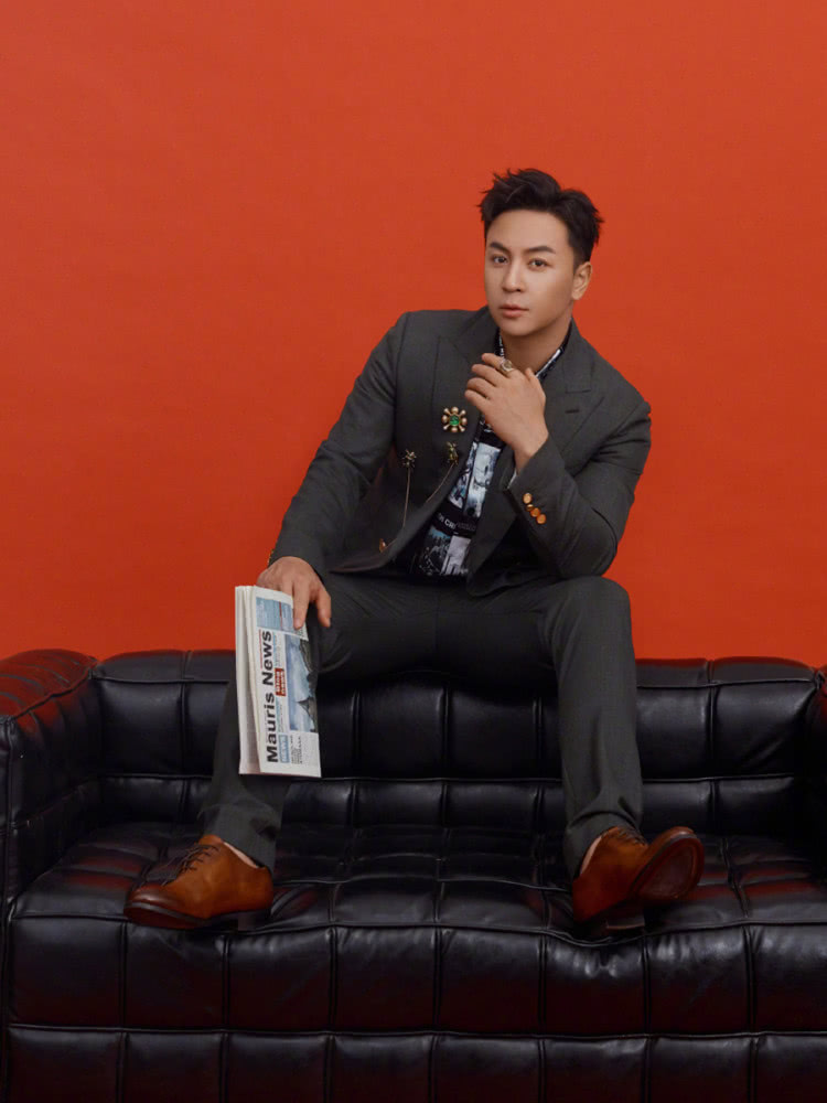 释小龙晒最新图片，西装搭配宝石胸针绅士又贵气