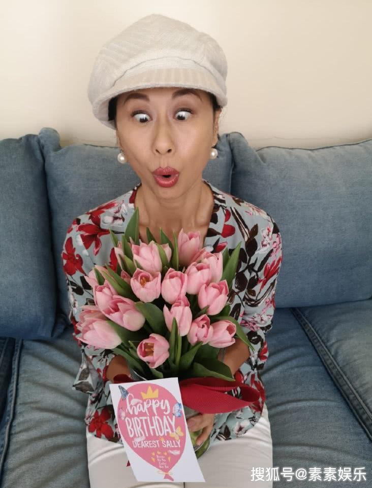 叶倩文庆祝58岁生日,和90岁老母亲一起露面,手捧鲜花真年轻