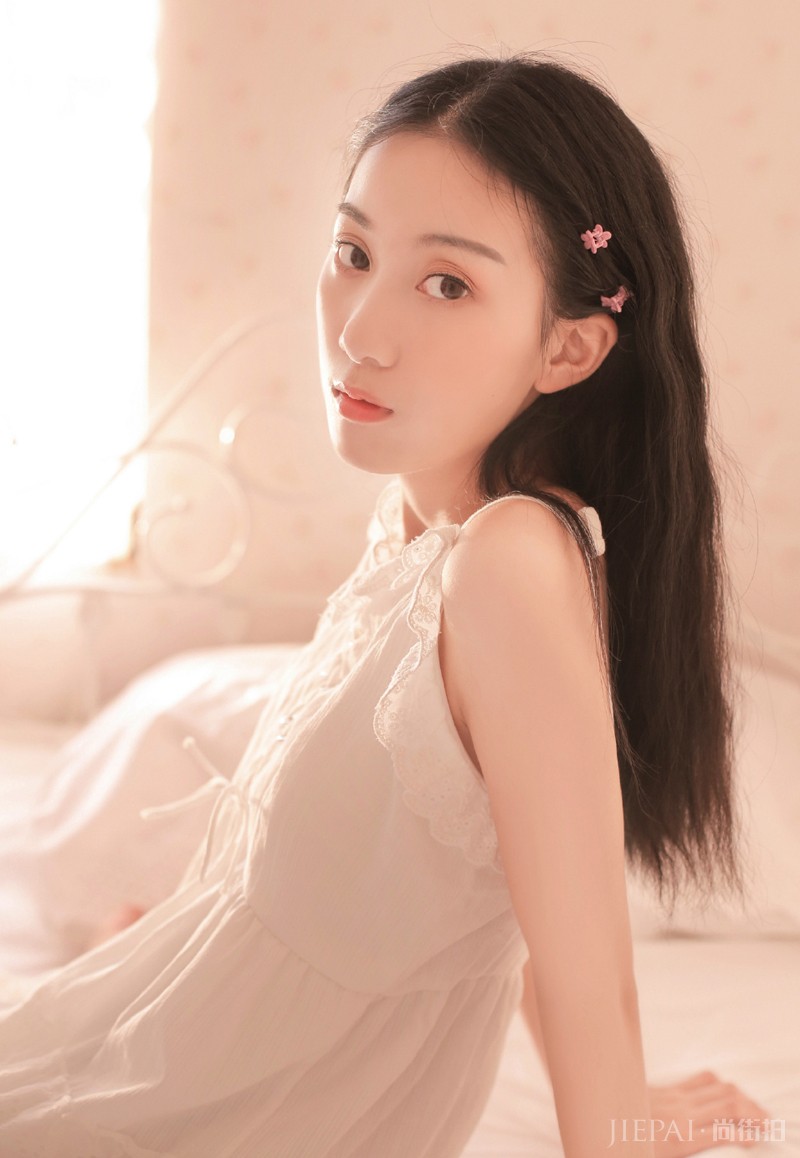 白嫩长发美女吊带裙性感写真图片