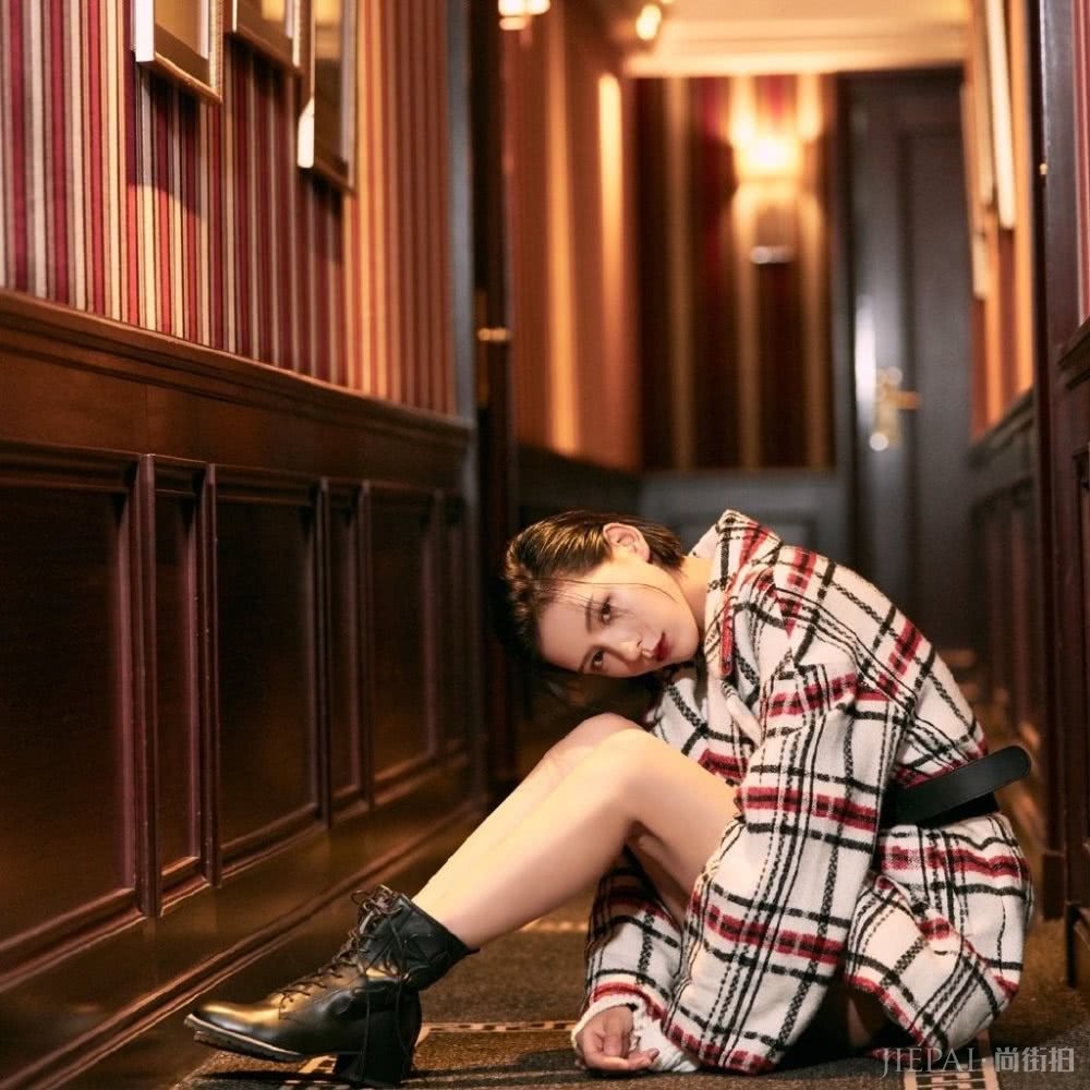 张予曦穿格纹呢子外套玩下衣失踪,配短发霸气十足