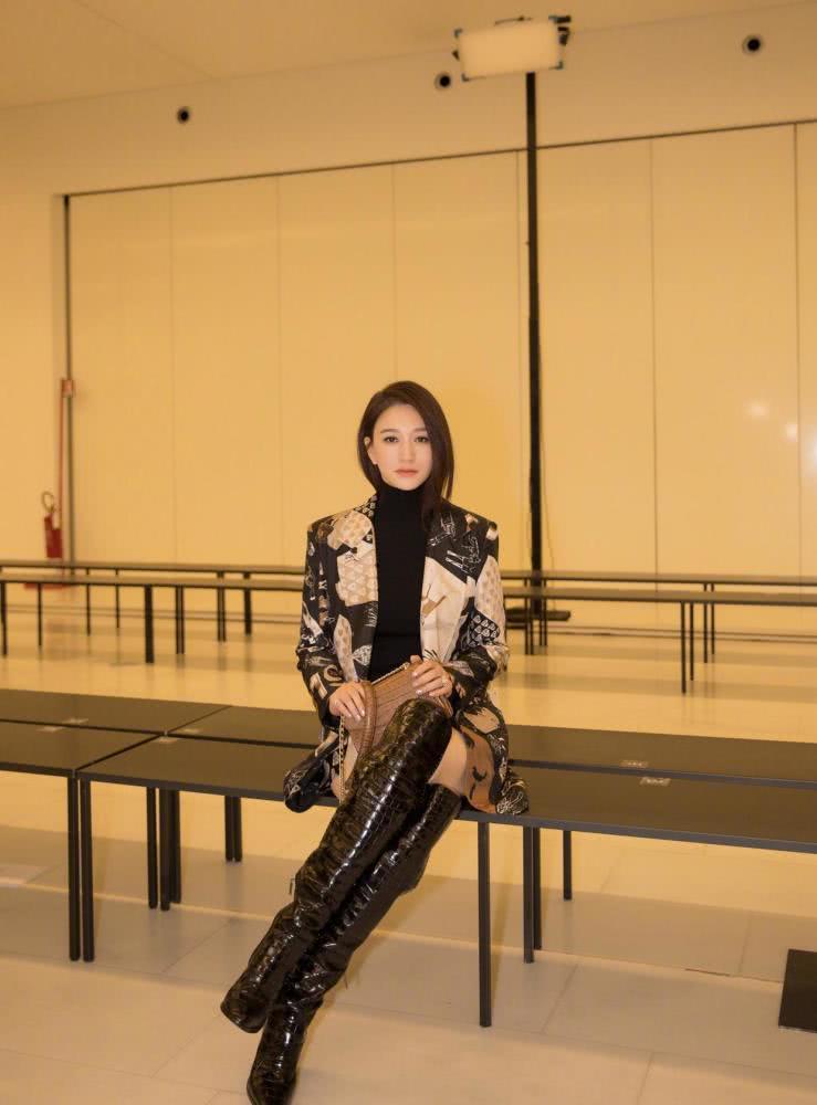 李小冉扎丸子头略显低调，身穿拼接色连衣裙优雅高贵