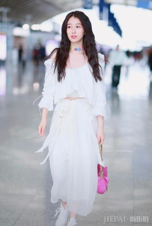 虞书欣穿衣这块儿真的太会搭了,私服造型甜美又可爱
