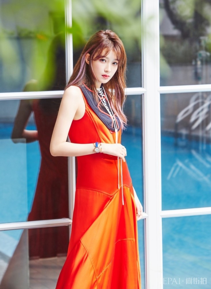 孙怡穿4千5的丝绒裙,甜美极了