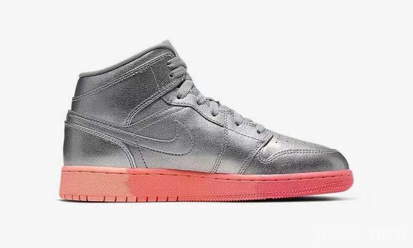 舞池中最亮的星?闪粉漆皮材质 Air Jordan 1 Mid 穿起来!