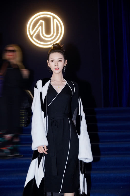 张予曦身穿泡泡袖衬衫头戴圆礼帽,到机场似走秀!