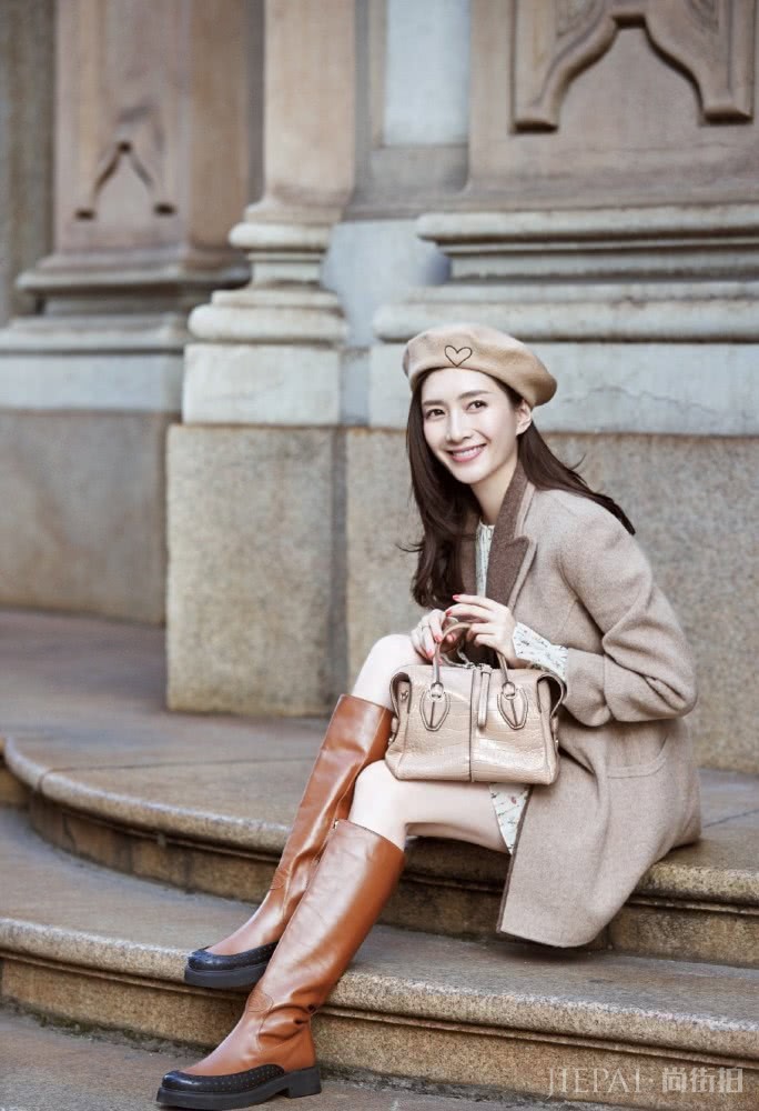 江疏影米兰街拍，穿碎花裙配拼接外套，戴同色贝雷帽甜度爆表