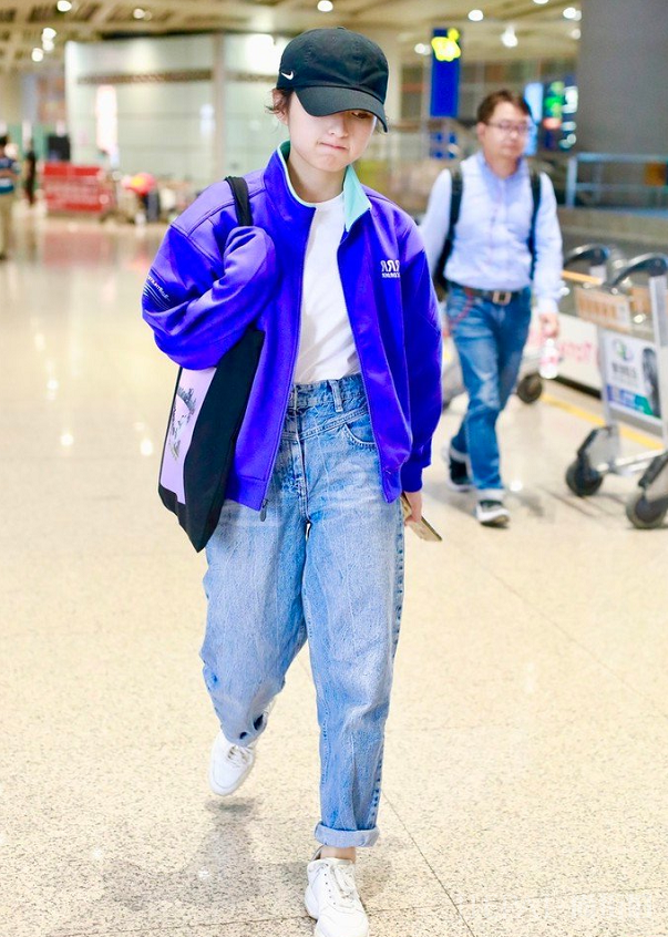 张子枫最新街拍终于对“灭霸鞋”下手了，穿着意外显腿长