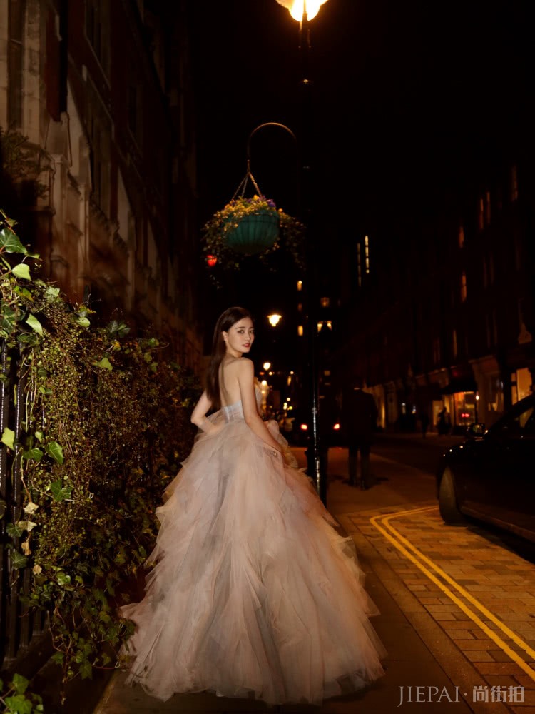 徐璐身穿一袭抹胸礼服，恋爱后越发性感！