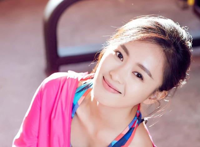 童谣与51岁老公完婚，爱情长跑超7年，终于收获幸福婚姻