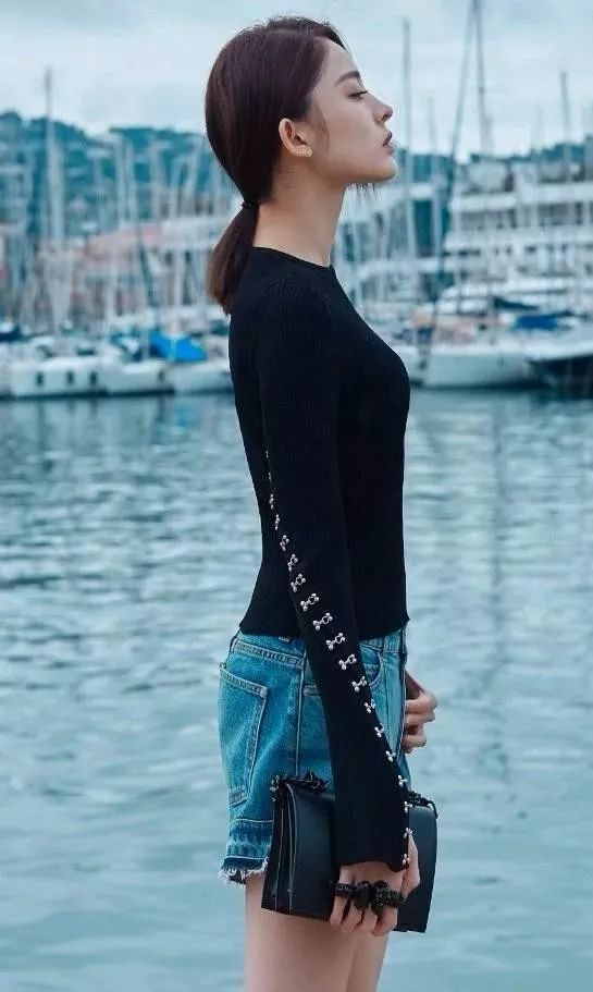 古力娜扎最新简约搭配,看起来只有80斤