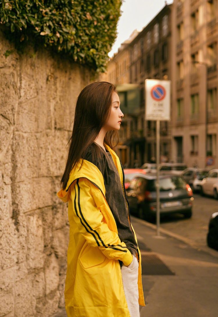 关晓彤穿T恤配男友风短裤,露小腿看呆网友:真“竹竿腿”