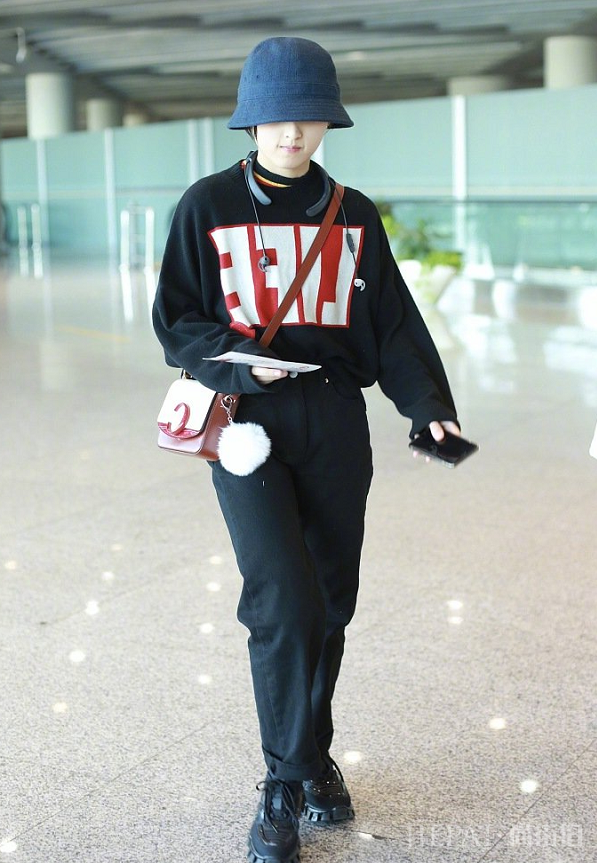 张子枫最新街拍终于对“灭霸鞋”下手了，穿着意外显腿长