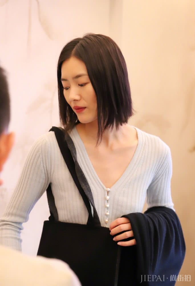 刘雯现身服装店打扮简单又性感，状态活泼比T台走秀还美