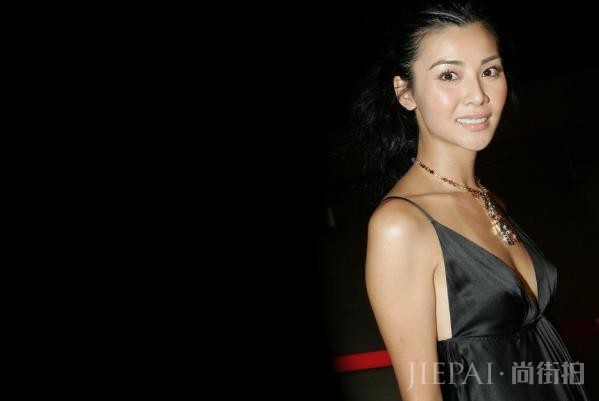 她17岁出道拍三级片,40岁嫁给郑伊健,今45岁美若少女