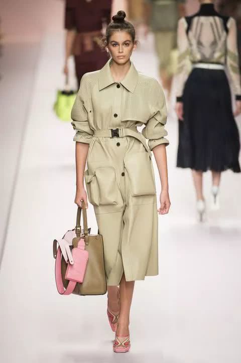 别再说155小个子不好买衣服,GET这5种穿搭超显高