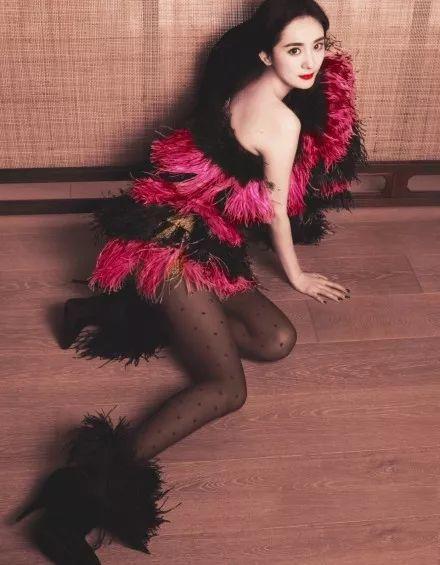 杨幂穿深V红裙拍杂志大片，妖冶艳丽超迷人 ，真是时尚界的宠儿！