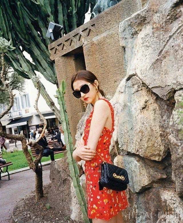 徐璐与张铭恩三亚游玩,穿吊带碎花裙甜美,还与关晓彤撞款不撞色