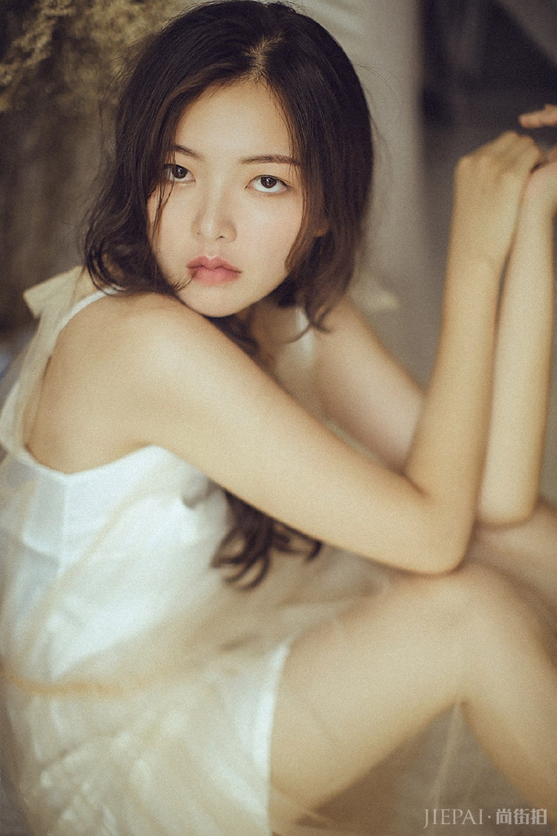 温柔长发美女性感唯美艺术写真图片