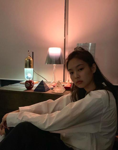 学Jennie的拍照套路,“坐着拍”不累还超好看!