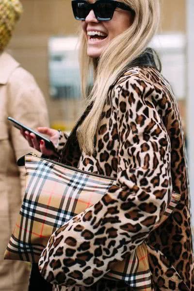 别再说155小个子不好买衣服,GET这5种穿搭超显高