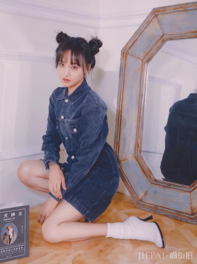 郑爽米色风衣配波浪长发成漫画女主,太不真实