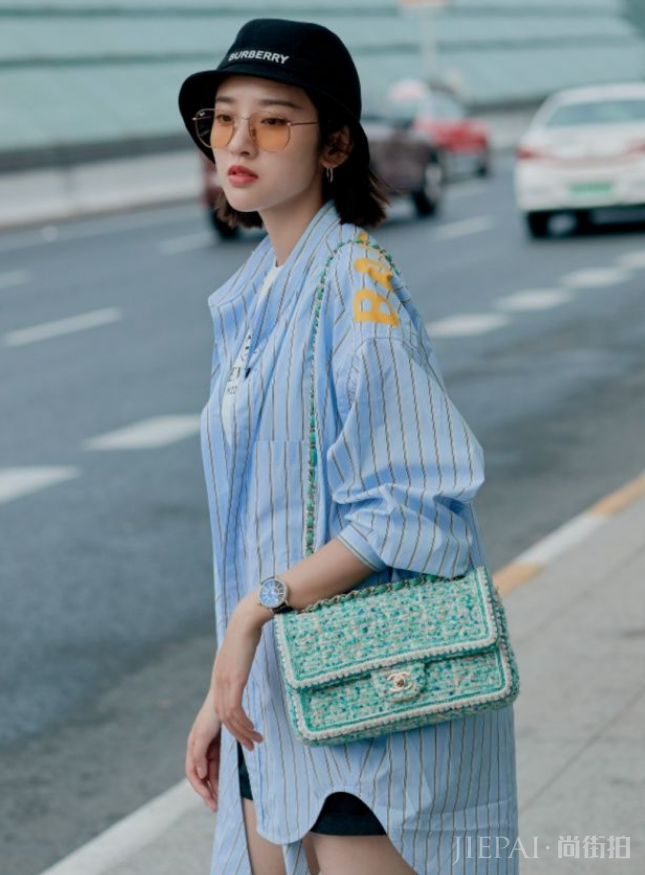 唐艺昕黑色皮衣裙酷帅个性,粉色的外套少女感十足!