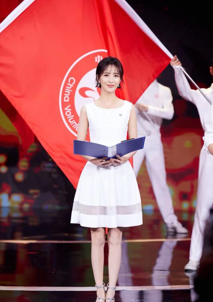 佟丽娅换新发型,空气刘海短发搭配小白裙太美