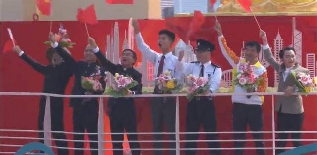 郎朗抛飞吻,冯远征比心,“跳水皇后”十年2次参加方阵太幸运
