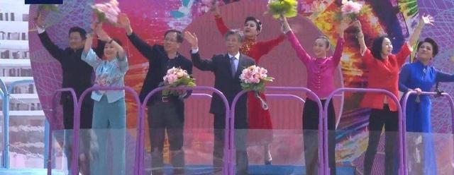 郎朗抛飞吻,冯远征比心,“跳水皇后”十年2次参加方阵太幸运