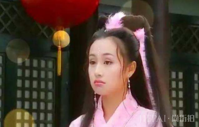 曾是央视最红主播,与李湘争过一姐,下嫁跑龙套演员,儿子颜值高