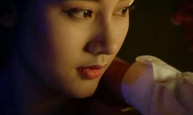 李嘉欣当年有多美?被称全港富太的“公敌”,今49岁韵味仍犹存