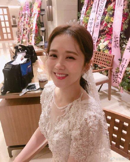 38岁童颜美女张娜拉晒白纱婚照，网友：闪电结婚吗？