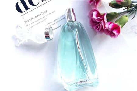 1551673978883159.jpg 女性香水芬芳馥郁,彰显不流于俗的典雅气质