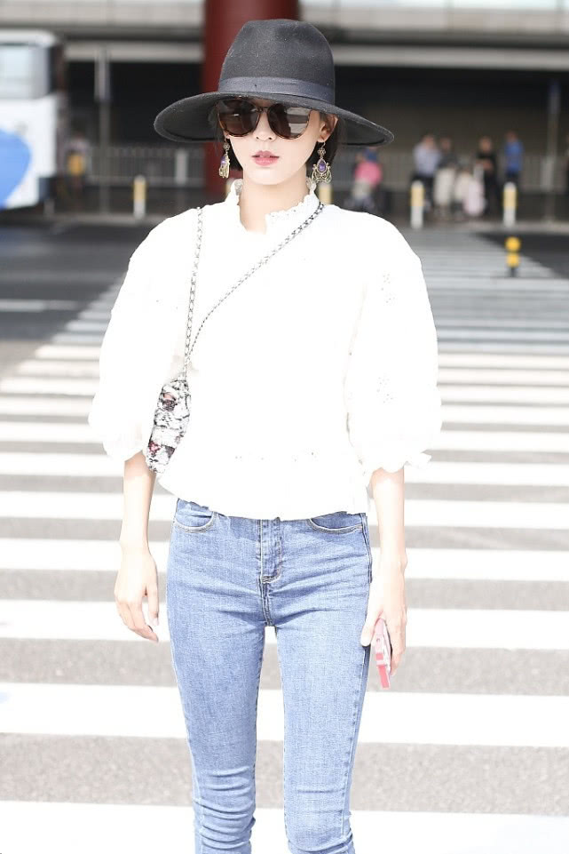 张予曦身穿泡泡袖衬衫头戴圆礼帽,到机场似走秀!