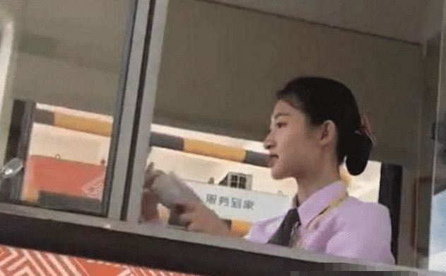 “收费站女神”因撞脸关晓彤爆红，一夜涨粉300万，确定不本人？