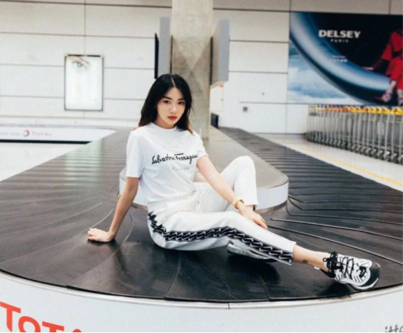 郑恺前女友参加时装周丢数件行李,网友却对她一个行为感到愤慨