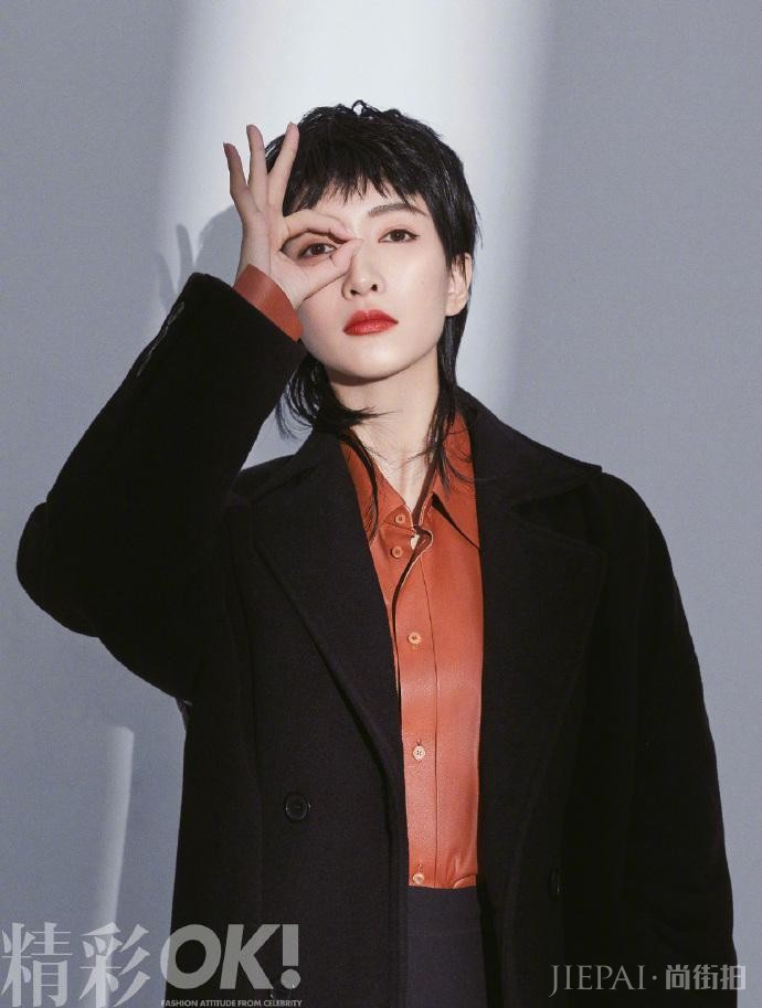 江疏影狗啃式刘海造型曝光,全新短发搭皮质西装,穿搭飒气摩登