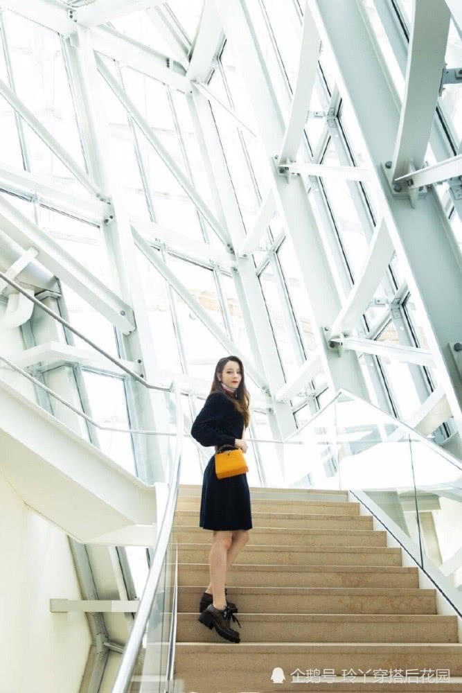 迪丽热巴穿LV现身,美的真是太不低调