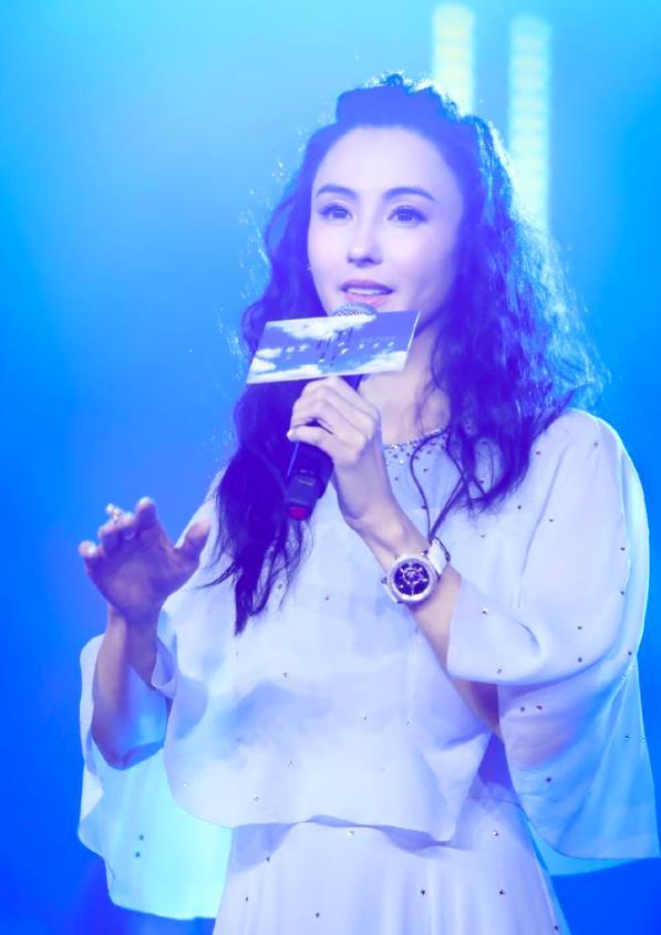 谢霆锋承认偷偷爱了王菲20年，儿子谢振轩回应：他配不上我母亲