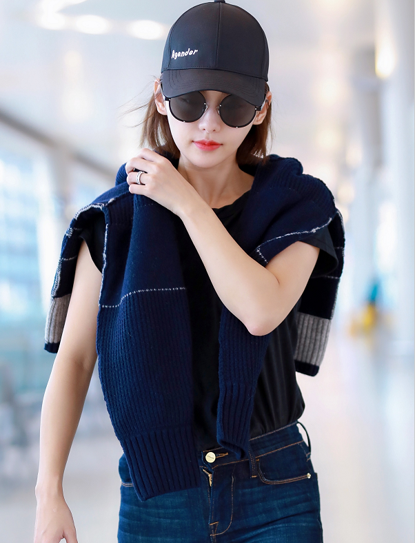 张嘉倪最新机场街拍，辣妈范这裤子太显腿长了