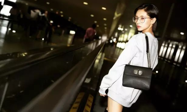一到换季就没衣服穿?来看看明星们卫衣当裙子怎么穿