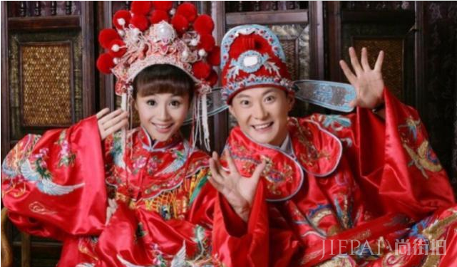 曾是央视最红主播,与李湘争过一姐,下嫁跑龙套演员,儿子颜值高