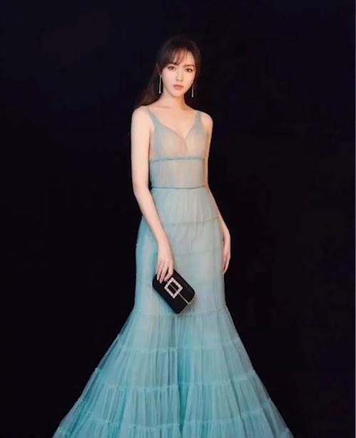 事业感情双丰收的唐嫣,身穿“果冻群”网友:太扎眼仙女下凡啊