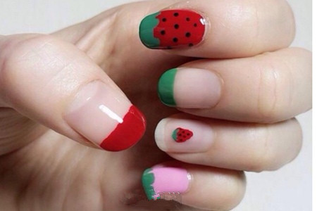 清新可爱的草莓美甲，简单自制教程