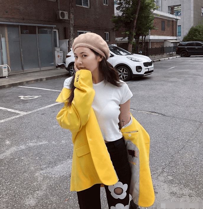 金泫雅晒黄色西装却被“花心裤”抢镜,网友跪求同款