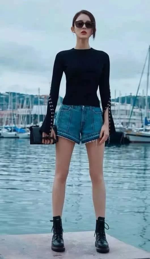 古力娜扎最新简约搭配,看起来只有80斤